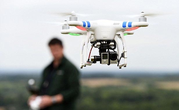  Không ít thiết bị bay siêu nhẹ (Flycam) được điều khiển bằng sóng vô tuyến nên có thể bị chiếm quyền sử dụng để vào mục đích xấu (ảnh minh hoạ) 