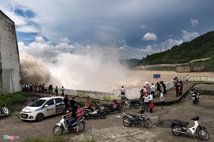 thuy dien hoa binh mo cua xa lu, nguoi dan khan truong ung pho hinh anh 1