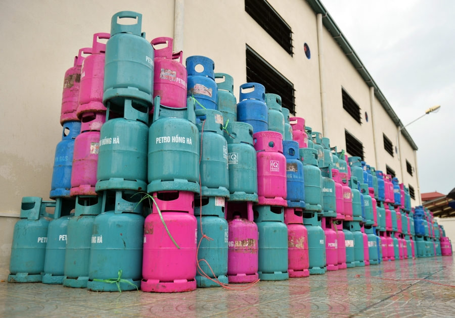 Tiềm ẩn mối nguy hiểm từ những bình gas bị cắt tai, mài vỏ, thay đổi nhãn mác - Ảnh 1.
