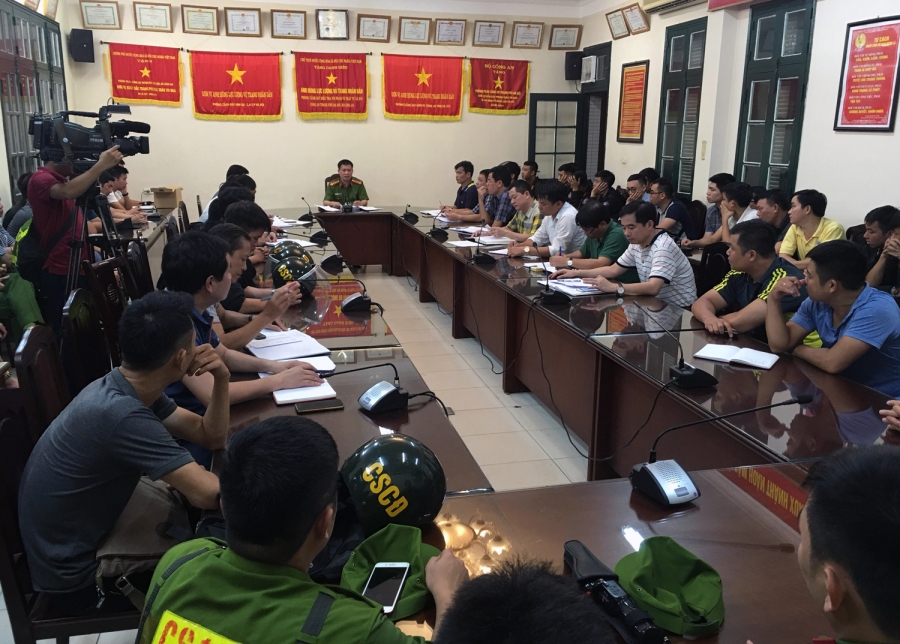 Trắng đêm cùng các tổ cảnh sát Hà Nội kiểm tra hành chính, trấn áp tội phạm - Ảnh 1.