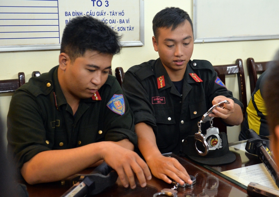 Trắng đêm cùng các tổ cảnh sát Hà Nội kiểm tra hành chính, trấn áp tội phạm - Ảnh 4.