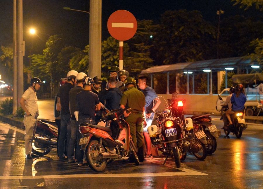 Trắng đêm cùng các tổ cảnh sát Hà Nội kiểm tra hành chính, trấn áp tội phạm - Ảnh 12.