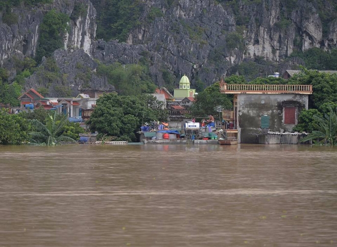 Chùm ảnh: Ninh Bình nhiều nơi nước ngập quá 2m, đường vào khu du lịch Bái Đính bị cô lập - Ảnh 19.
