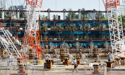 Công trường xây dựng sân vận động Olympic ở Gaiemmae, Tokyo. Ảnh: Barcroft.