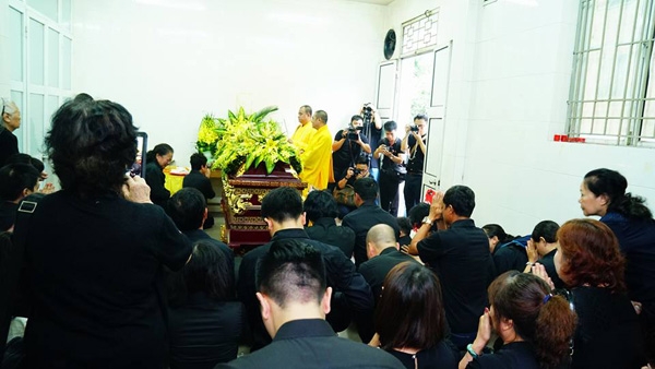 dam tang thay van nhu cuong: nguoi vo dung khong vung khi den nha tang le - 4