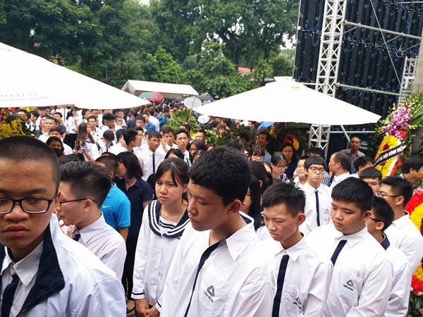 dong nguoi tien biet thay giao van nhu cuong ve coi vinh hang - 1
