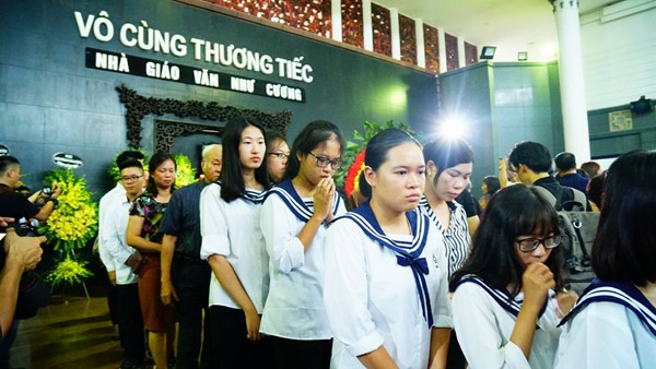 dong nguoi tien biet thay giao van nhu cuong ve coi vinh hang - 2