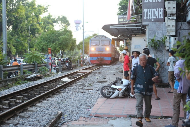  Hà Nội: Va chạm với tàu hoả, một người phụ nữ bị thương nặng - Ảnh 1.