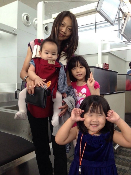 me-sieu-nhan-cho-ca-3-con-bu-sua-me-10-nam-lien-tuc
