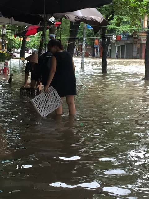 Mưa lớn, nước dâng cao và những khoảnh khắc đặc biệt trên mạng xã hội - Ảnh 15.