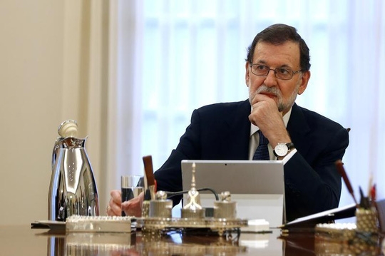 Ra tối hậu thư, Tây Ban Nha quyết không buông Catalonia - Ảnh 1.