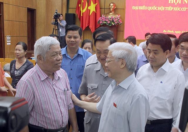  Tổng Bí thư Nguyễn Phú Trọng trò chuyện với cử tri Hà Nội. 