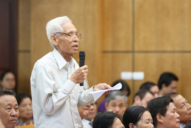 Cử tri Trần Viết Hoàn (phường Cống Vị) cho rằng, nhân dân hoan nghênh quyết tâm của Đảng, nhà nước về đánh tham nhũng và những vụ án vừa qua.
