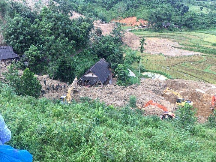 Vụ sạt lở 18 người bị vùi lấp ở Hòa Bình: Mưa lớn khiến công tác tìm kiếm nạn nhân gặp nhiều khó khăn - Ảnh 8.