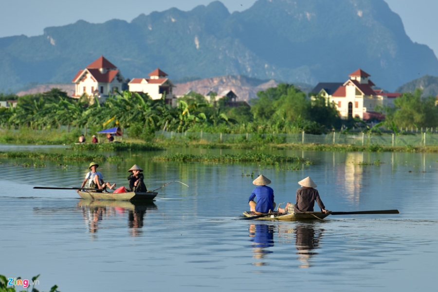 Bat ca moi tay trong nuoc lu hinh anh 1