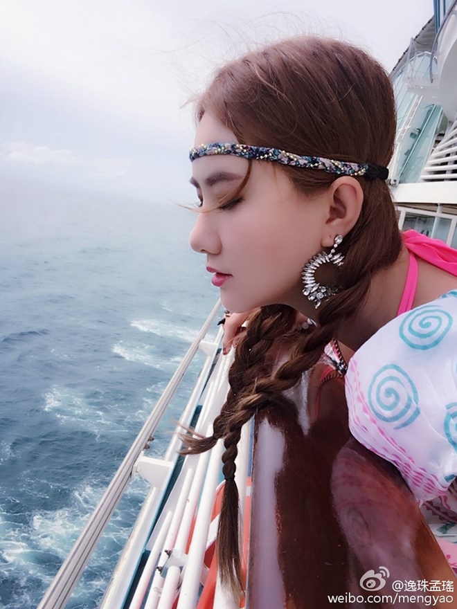 cuoc song xa hoa cua my nu duoc ong trum phim 18+ cung nhat hinh anh 14
