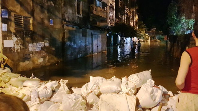 Đoạn cuối đường Biên Hòa giao nhau với đường Lê Lợi được đắp bao cát để chặn nước tấn công vào phố