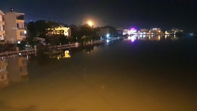  Nước sông Châu Giang lên mỗi lúc một cao, toàn bộ phần đường bờ kè đã ngập trắng xóa. 
