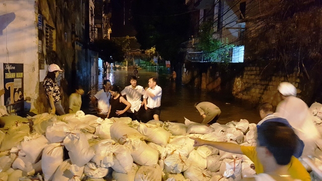  Bàn phương án ngăn nước tấn công vào phố 