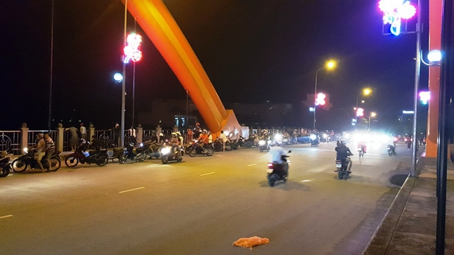  Trên cầu Lê Công Thanh cũng rất đông người đến xem mức nước. 