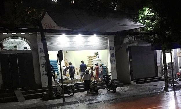  Nửa đêm, hàng gạo vẫn tấp nập khách mua. Một người dân cho biết muốn mua mì tôm tích trữ cho những ngày ngập lụt nhưng đã cháy hàng. 