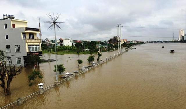  Trước đó từ sáng qua, nước sông Đáy đã dâng cao tràn ngập khu bờ kè và tràn vào khu dân cư phường Lê Hồng Phong - TP Phủ Lý. 