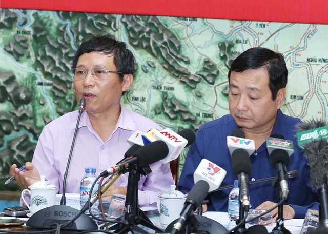 Ông Lê Thanh Hải (bìa trái) đánh giá ban đầu đầu về cơn bão số 11.