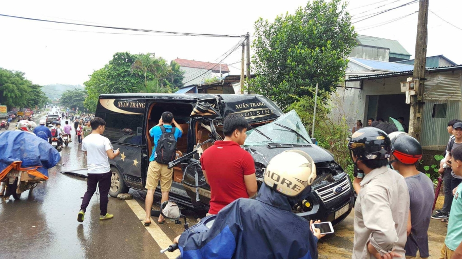 Hòa Bình: Xe Limousine 16 chỗ nát bét sau khi đâm vào đuôi xe tải đang đỗ ven đường, 1 phụ nữ bị thương nặng - Ảnh 1.