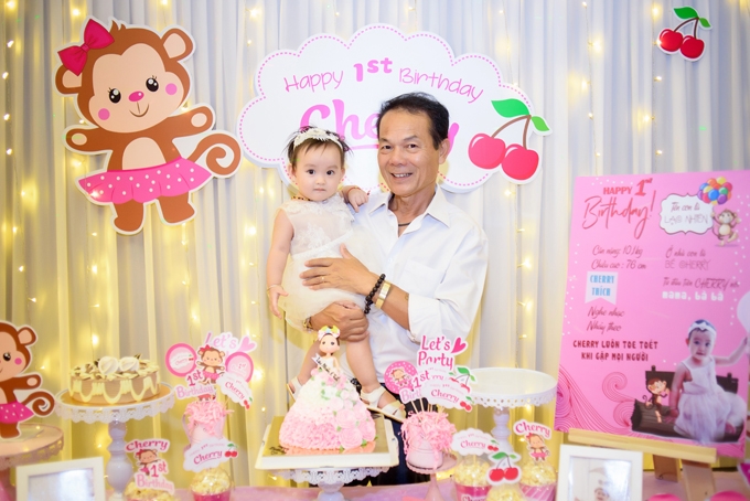 hong-que-lam-tiec-sinh-nhat-1-tuoi-cho-con-gai-tai-nha-hang-4