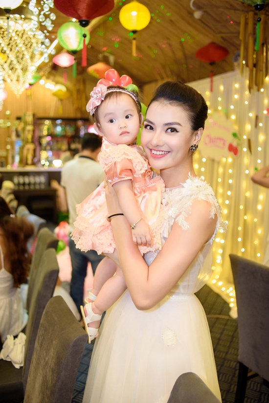 hong-que-lam-tiec-sinh-nhat-1-tuoi-cho-con-gai-tai-nha-hang-6