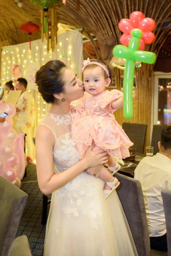 hong-que-lam-tiec-sinh-nhat-1-tuoi-cho-con-gai-tai-nha-hang-7