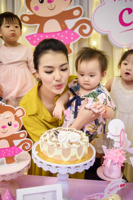 hong-que-lam-tiec-sinh-nhat-1-tuoi-cho-con-gai-tai-nha-hang-8