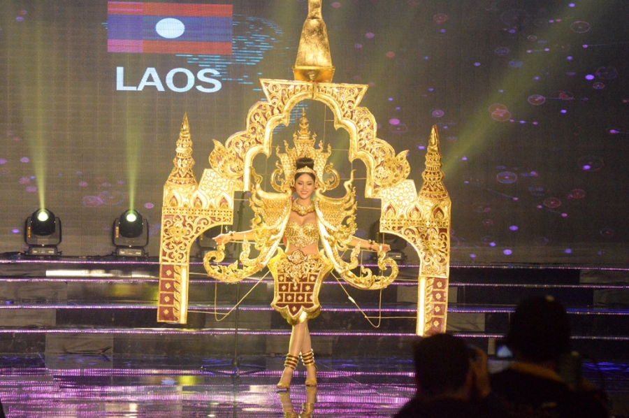 Huyen My va thi sinh Hoa hau Hoa binh trinh dien trang phuc dan toc hinh anh 5
