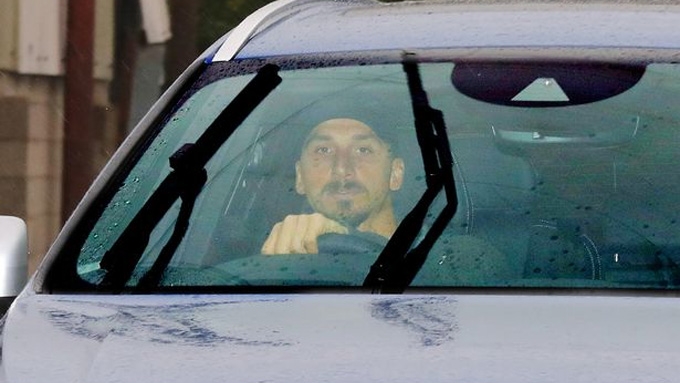 Ibrahimovic xuất hiện trên sân tập Carrington của M.U