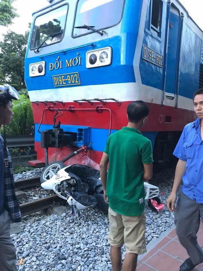 Clip: Khoảnh khắc người phụ nữ va vào tàu hỏa bị thương khi cố nhấn ga vượt qua đường ray - Ảnh 2.