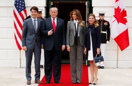 Tổng thống Mỹ Trump và Đệ nhất Phu nhân Melania (giữa) đón Tổng thống Canada Justin Trudeau và phu nhân Sophia. Ảnh: Telegraph.
