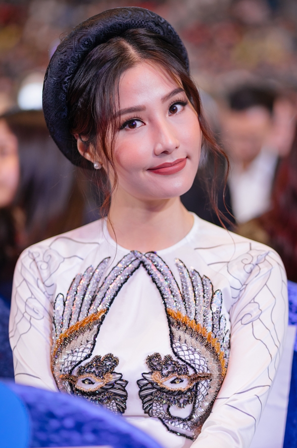 ngo-thanh-van-cung-dan-my-nhan-co-ba-sai-gon-khoe-sac-o-han-quoc-4