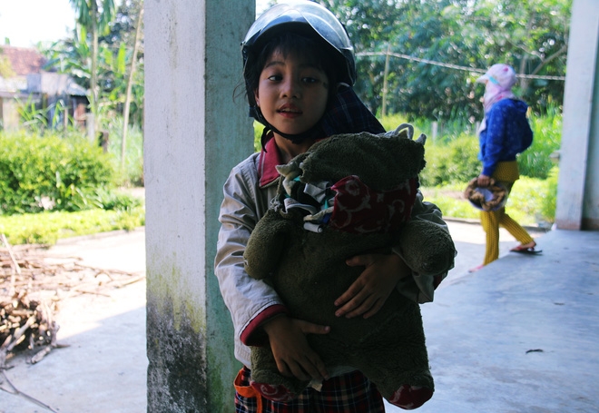 Người mẹ quét rác và 2 đứa trẻ thiểu năng suốt 10 năm ôm con gấu bông rách vì tưởng là… bố - Ảnh 7.