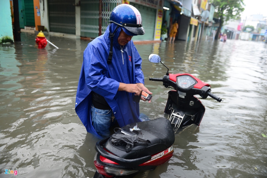 Nguoi Sai Gon ra duong bat ca sau tran mua lon suot dem hinh anh 3