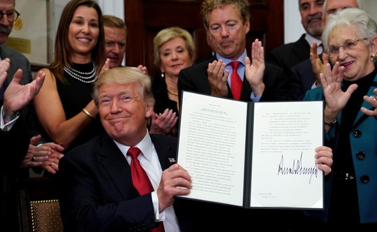 Ông Donald Trump ký sắc lệnh làm suy yếu Obamacare - Ảnh 1.