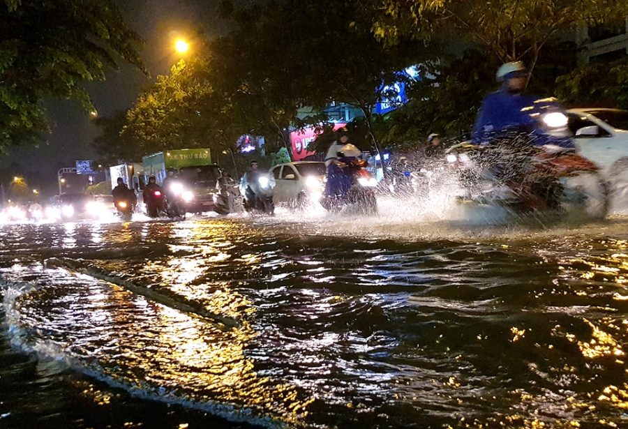 Sai Gon mua lon, cua ngo san bay Tan Son Nhat lai ket cung hinh anh 1