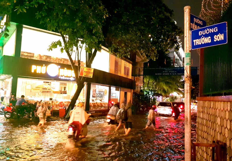 Sai Gon mua lon, cua ngo san bay Tan Son Nhat lai ket cung hinh anh 2