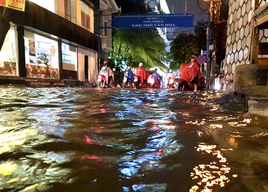 Sai Gon mua lon, cua ngo san bay Tan Son Nhat lai ket cung hinh anh 3