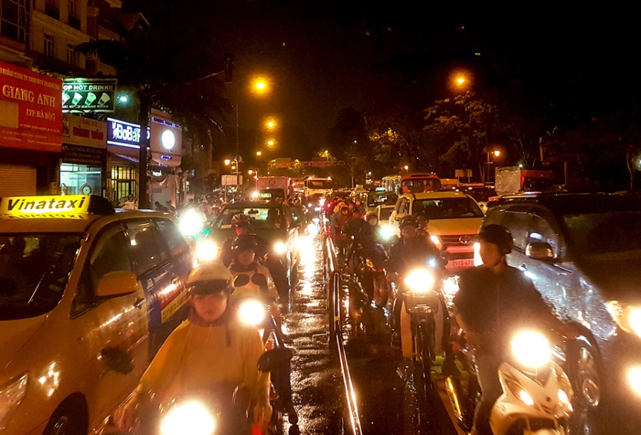 Sai Gon mua lon, cua ngo san bay Tan Son Nhat lai ket cung hinh anh 5