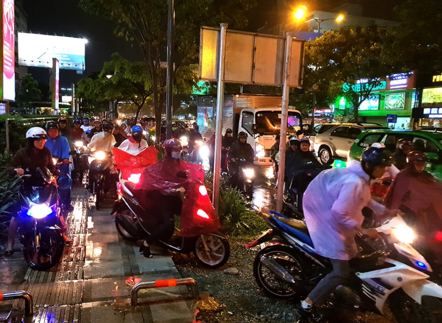 Sai Gon mua lon, cua ngo san bay Tan Son Nhat lai ket cung hinh anh 6