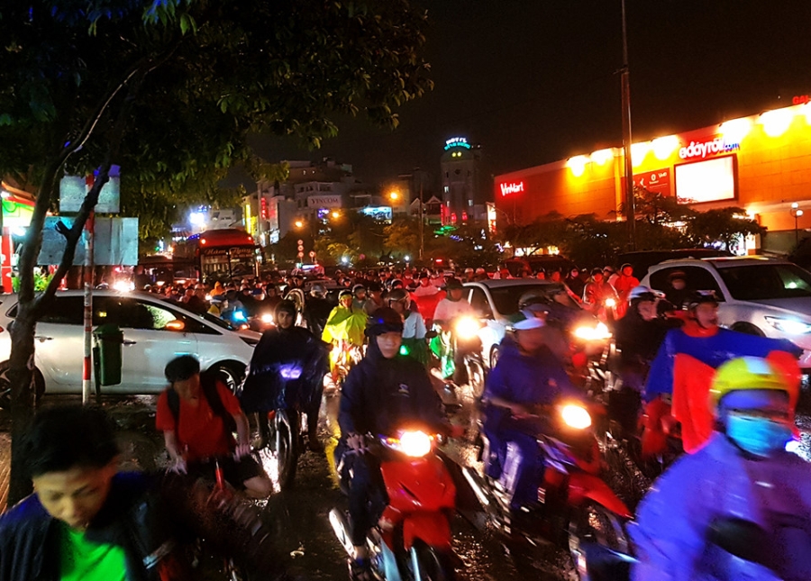 Sai Gon mua lon, cua ngo san bay Tan Son Nhat lai ket cung hinh anh 7