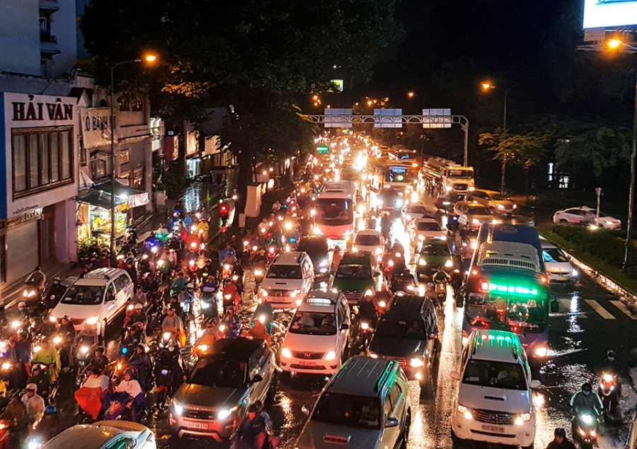 Sai Gon mua lon, cua ngo san bay Tan Son Nhat lai ket cung hinh anh 9