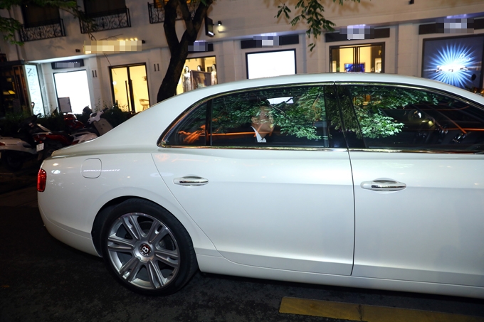 viet-anh-duoc-tai-xe-rieng-dua-don-bang-sieu-xe-bentley-hon-10-ty-dong