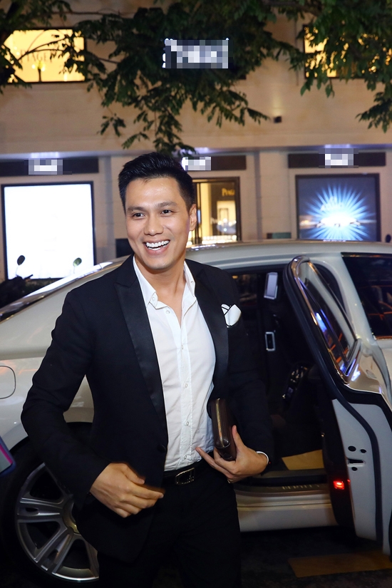 viet-anh-duoc-tai-xe-rieng-dua-don-bang-sieu-xe-bentley-hon-10-ty-dong-2