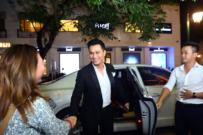 viet-anh-duoc-tai-xe-rieng-dua-don-bang-sieu-xe-bentley-hon-10-ty-dong-3